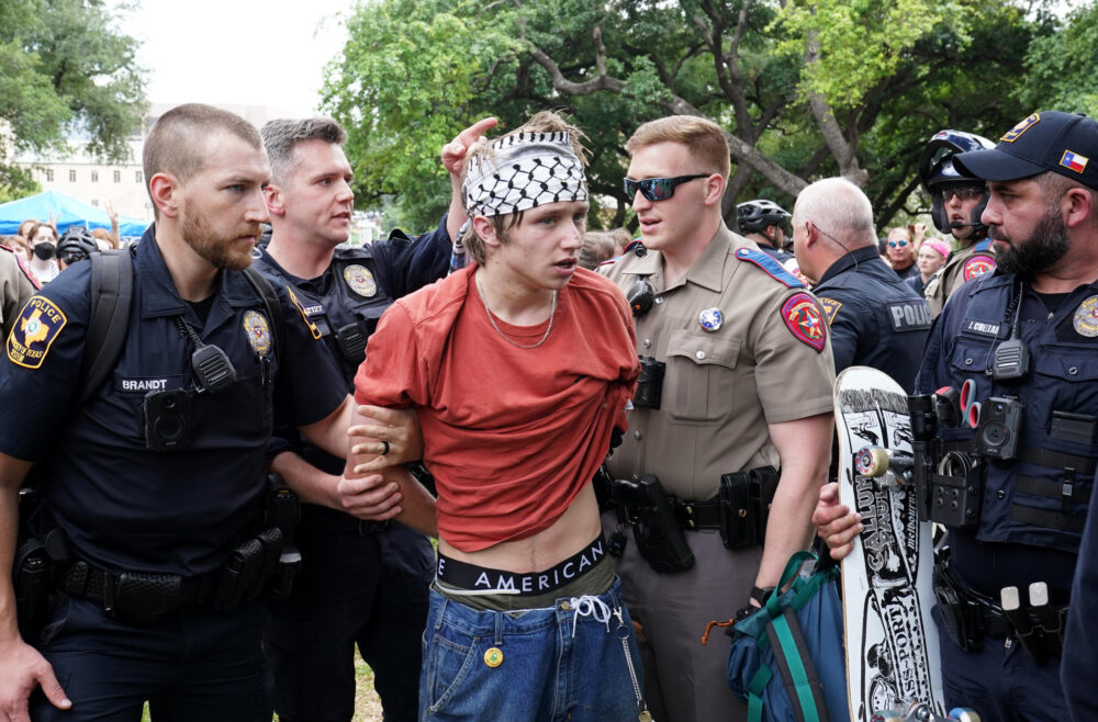Una persona es detenida por la policía mientras estudiantes pro palestinos protestan contra la guerra entre Israel y Hamas en el campus de la Universidad de Texas en Austin, Texas, el 24 de abril de 2024