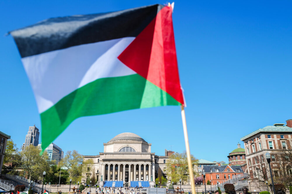 Una bandera palestina flamea alrededor de un campamento de manifestantes en el campus de la Universidad de Columbia en la ciudad de Nueva York el 23 de abril de 2024