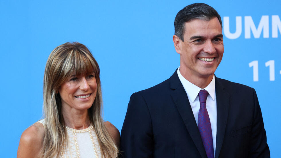 El presidente del gobierno español Pedro Sanchez y su esposa Begoña Gomez llegan a una cena organizada por el presidente de Lituania Gitanas Nauseda, 11 de julio de 2023.