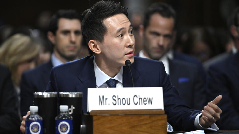 Shou Zi Chew, presidente ejecutivo de la red social TikTok, testifica ante un comité del Senado de EEUU, en Washington, el 31 de enero de 2024