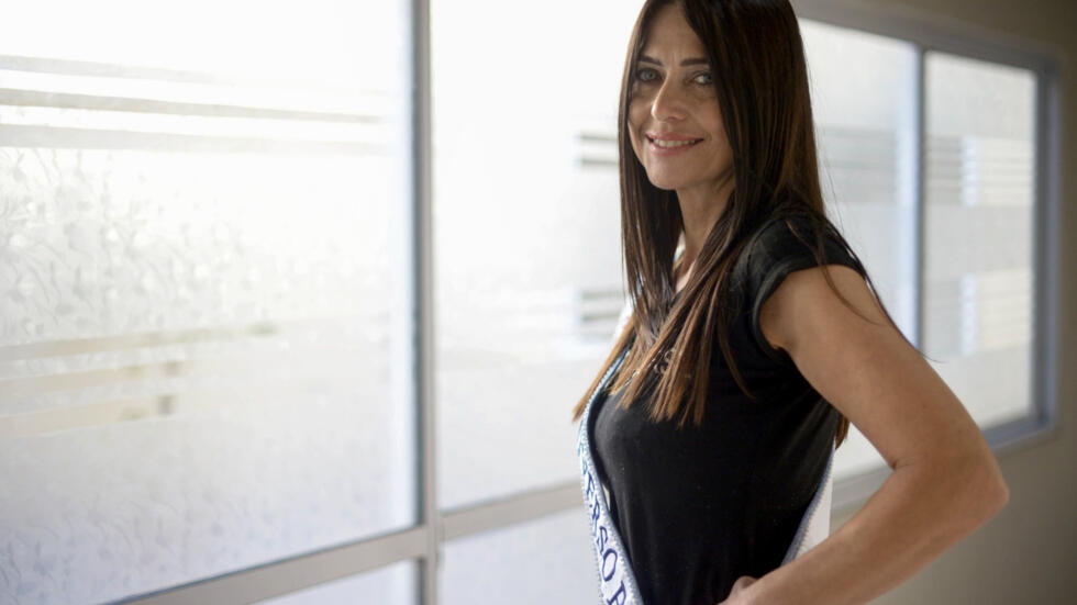 La nueva Miss Universo Buenos Aires, Alejandra Rodríguez, posa en la ciudad argentina de La Plata el 24 de abril de 2024