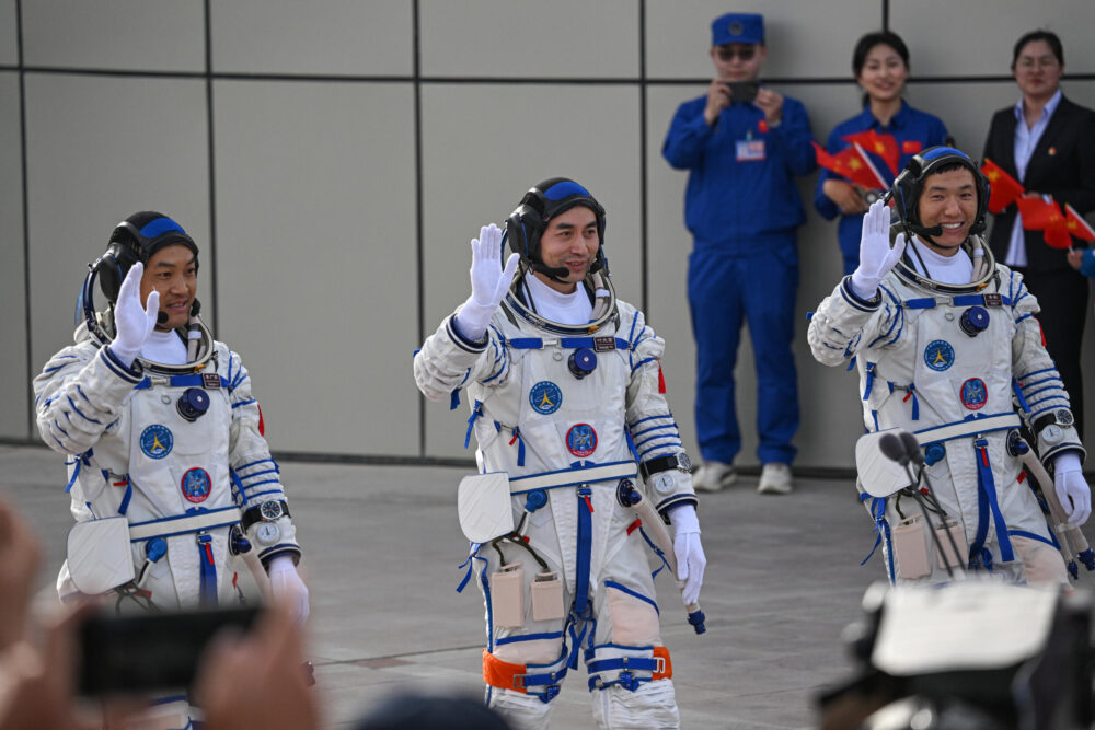Los tres astronautas (de G a D) Li Guangsu, Ye Guangfu y Li Cong, el 25 de abril de 2024 en  Jiuquan