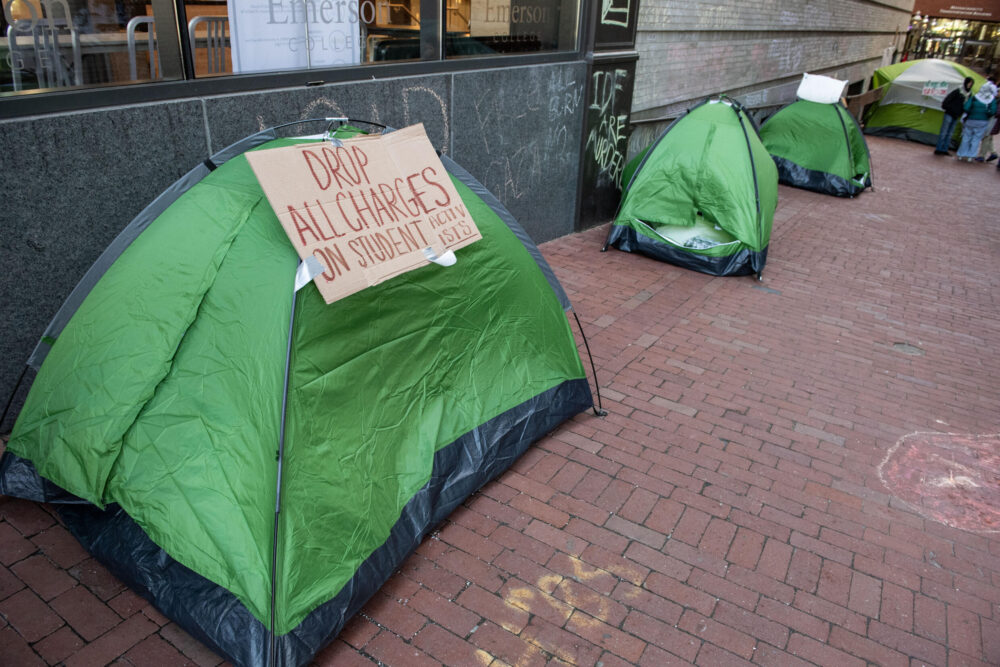 Unos estudiantes del Emerson College que apoyan la causa palestina duermen en tiendas de campaña en un campamento que establecieron en un callejón junto a la calle Boylston, en Boston, Massachusetts (EEUU), el 22 de abril de 2024