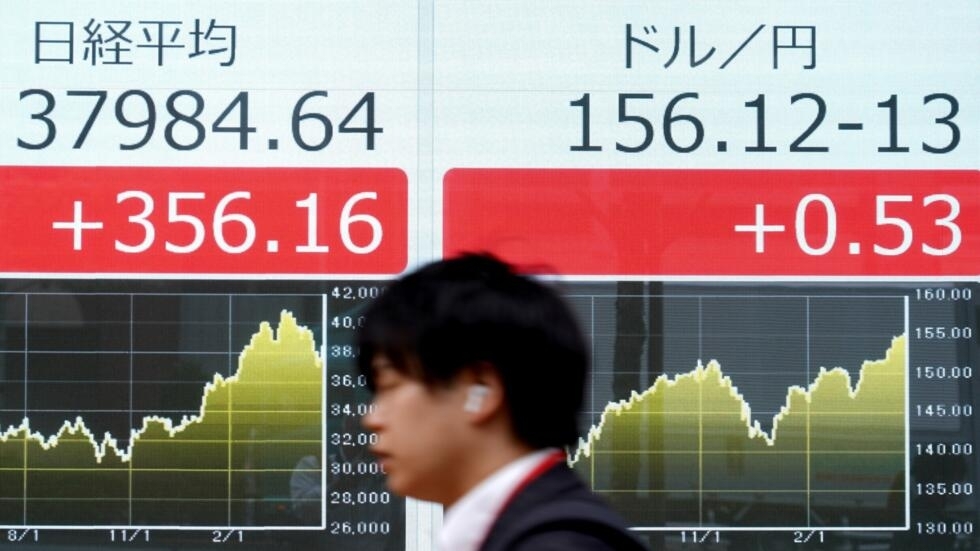 Una pantalla muestra la tasa de cambio del yen frente al dólar estadounidense el 26 de abril de 2024 en Tokio