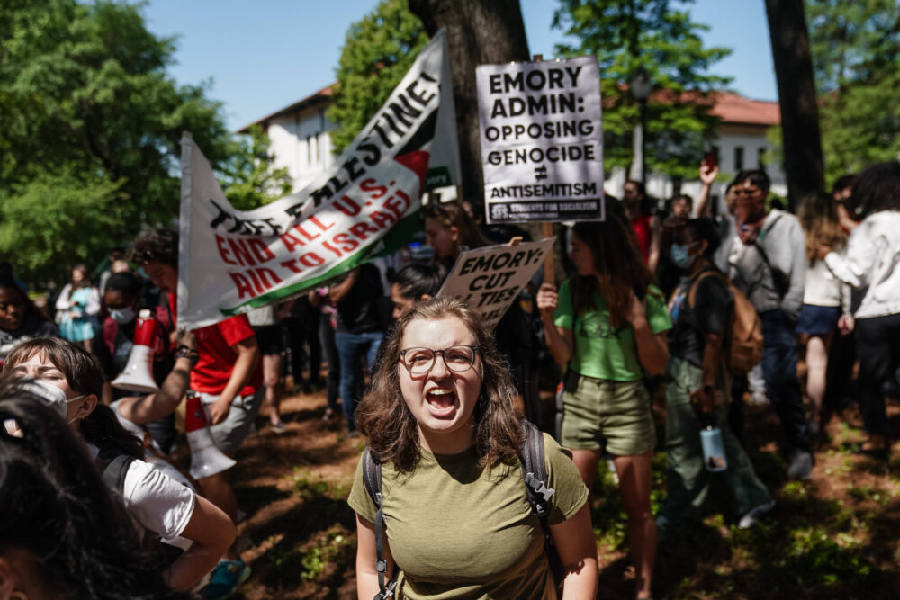 Estudiantes cantan durante una protesta propalestina contra la guerra en Gaza en la Universidad Emory, en Atlanta, Georgia