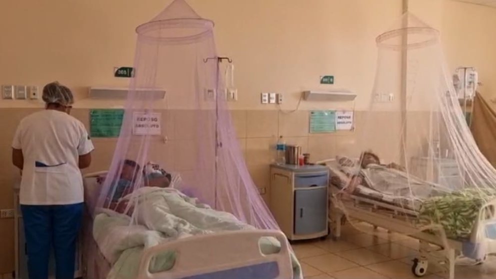 Pacientes con dengue en el Hospital del Sud, en Cochabamba. SEDES