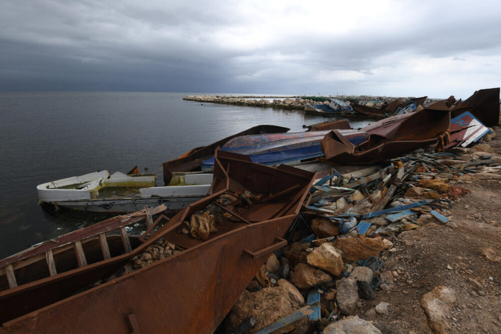 Los restos de botes usados por migrantes para cruzar el mar Mediterráneo y llegar a Europa, el 24 de abril de 2024 en el puerto de El Amra, en la provincia de Sfax, al este de Túnez
