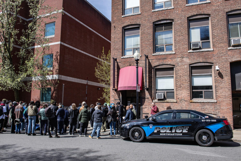 Manifestación propalestina ante una barricada de la policía en tras detenciones en el campus de la Northeastern University en Boston, Estados Unidos, el 27 de abril de 2024