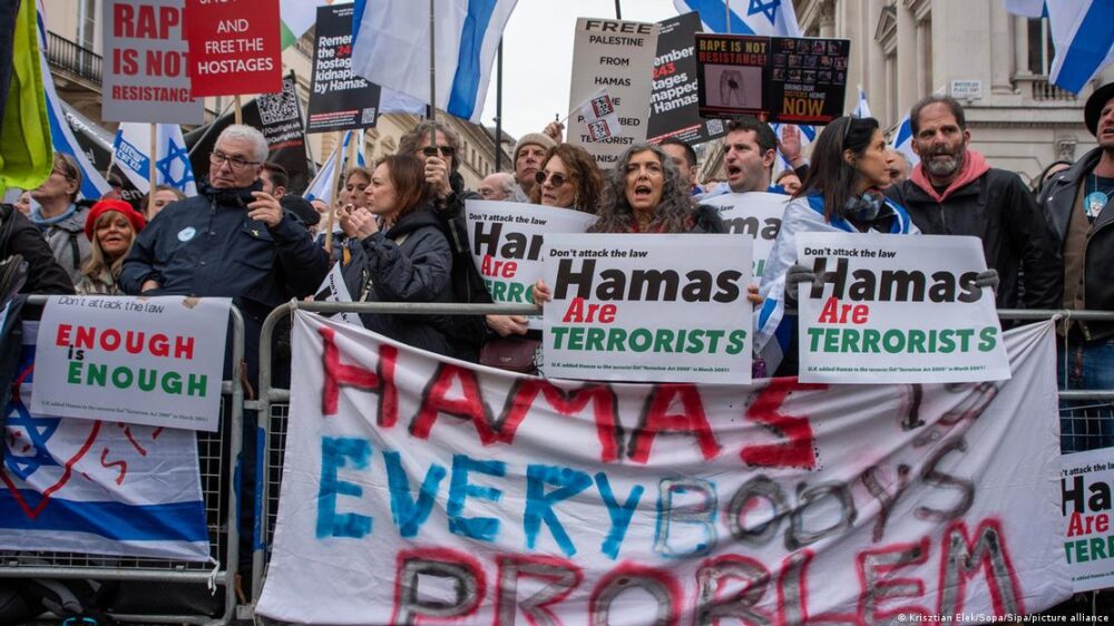 Una contraprotesta pro-israelí se llevó a cabo en el centro de Londres, en paralelo a la marcha pro-palestina. Los manifestantes exigieron la liberación de los rehenes y denunciaron a Hamás como grupo terrorista.