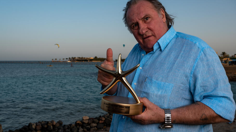 El actor Gerard Depardieu posa con la estatuilla del premio a su carrera otorgado por el Festival de Cine de El Guna, el 24 de octubre de 2020 en esa localidad costera del mar Rojo, en Egipto