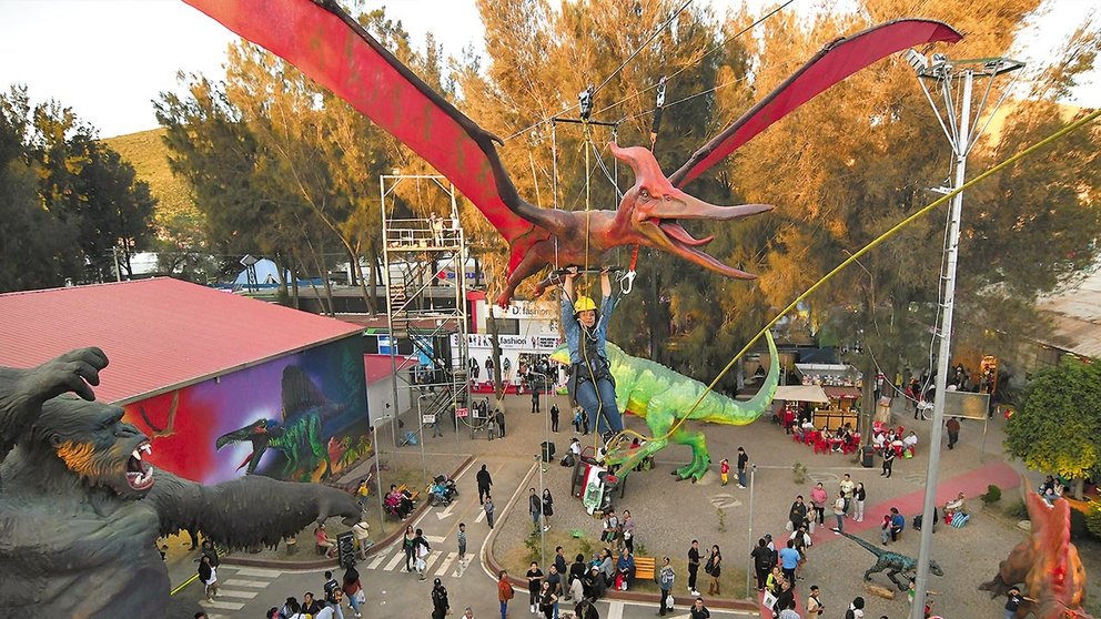 Una imagen del “parque jurásico” de la Alcaldía de Cochabamba en la FEXCO 2024./ NOÉ PORTUGAL