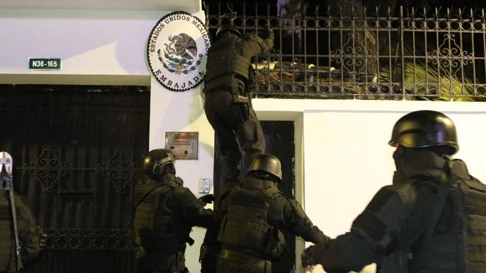 Fuerzas ecuatorianas trepan el muro externo de la embajada mexicana en Quito el 5 de abril de 2024, para irrumpir en busca del exvicepresidente Jorge Glas, a quien México otorgó asilo tras recibirlo como refugiado en su legación diplomática