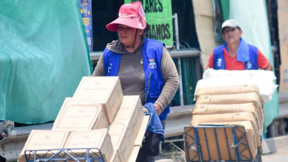 Comerciantes transportan mercadería en la frontera con Argentina. Foto: El Tribuno