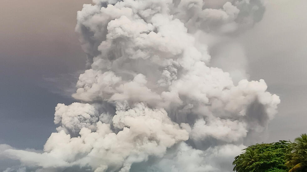 Una erupción del monte Ruang de Indonesia se observa desde la isla vecina de Tagulandang, el 30 de abril de 2024