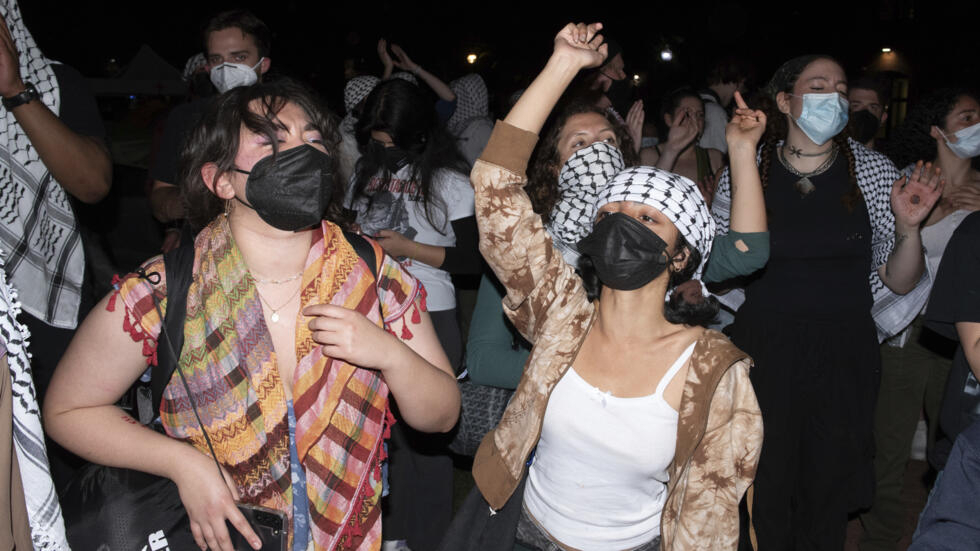 Estudiantes de la Universidad George Washington protestan por la guerra entre Israel y Hamás, en Washington, el lunes 29 de abril de 2024.