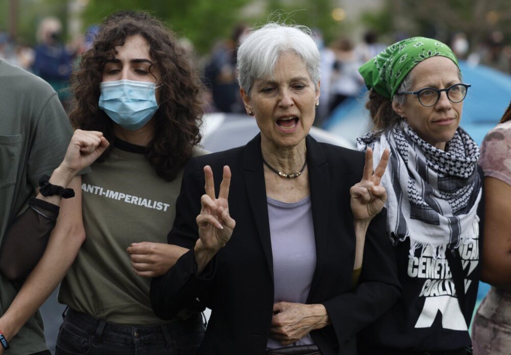 La candidata presidencial del Partido Verde, Jill Stein, en el centro, protestando contra la guerra en el campus de la Universidad de Washington, el sábado 27 de abril de 2024, en St Louis.