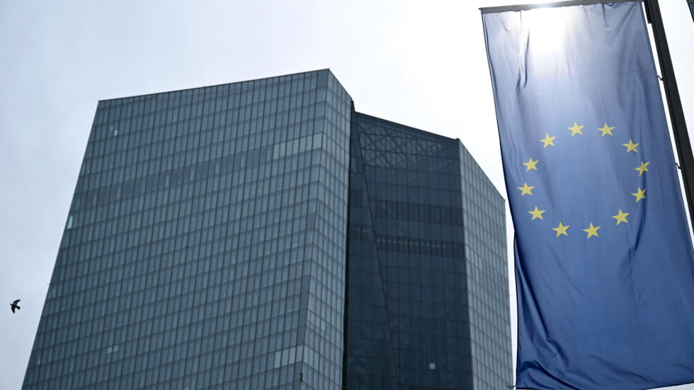 Una bandera de la UE ondea frente a la sede del Banco Central Europeo, el 11 de abril de 2024 en la ciudad alemana de Fráncfort