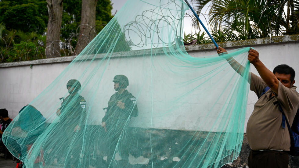 Un vendedor ambulante ofrece redes antimosquitos durante una campaña de fumigación contra el Aedes aegypti en Ciudad de Guatemala, el 30 de agosto de 2023