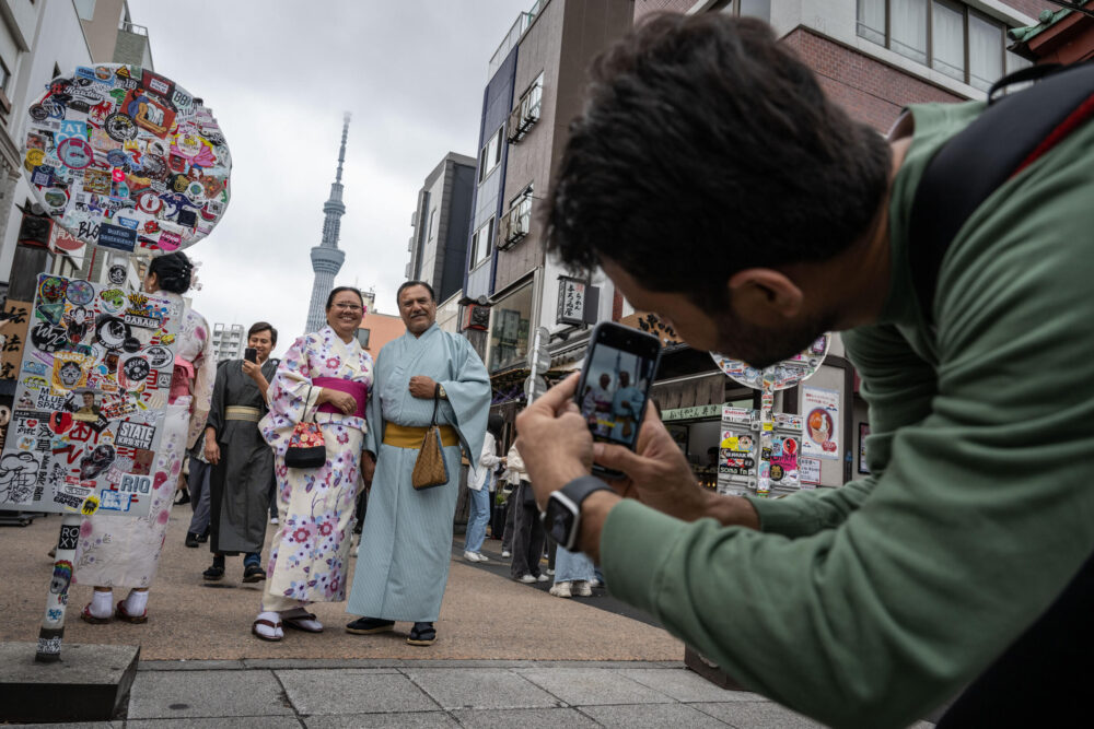 Turistas con kimono se toman una foto cerca del templo Sensoji de Tokyo el 30 de abril de 2024