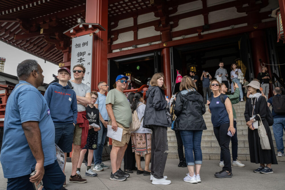 Turistas visitan el templo Sensoji de Tokio le 30 Avril 30 2024