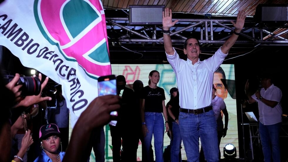 El candidato opositor, Rómulo Roux, durante un acto electoral para las elecciones panameñas del 5 de mayo de 2024, en La Chorrera, provincia de Panamá Oeste, Panamá, el 28 de abril de 2024