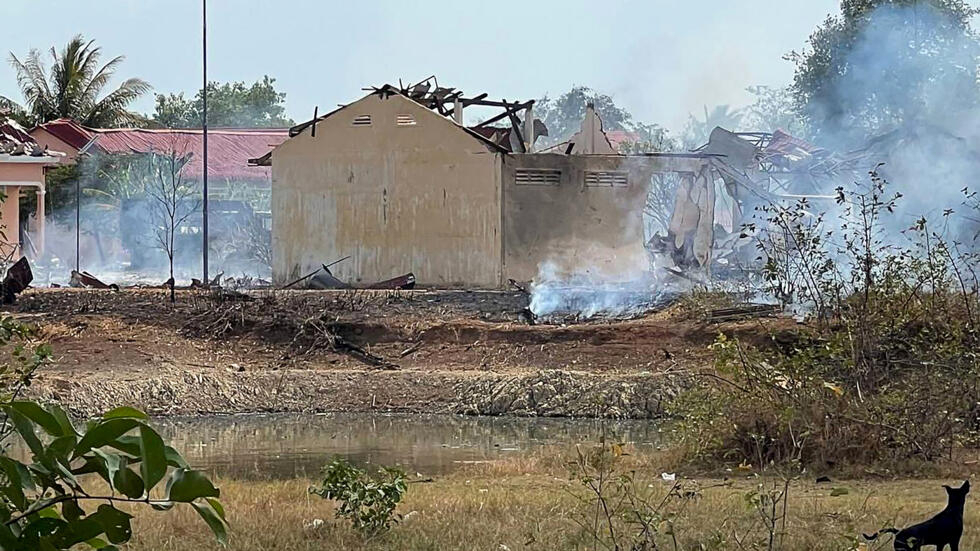 Humo saliendo de una bodega tras la explosión en una base militar de Kampong Speu, Camboya, el 27 de abril de 2024