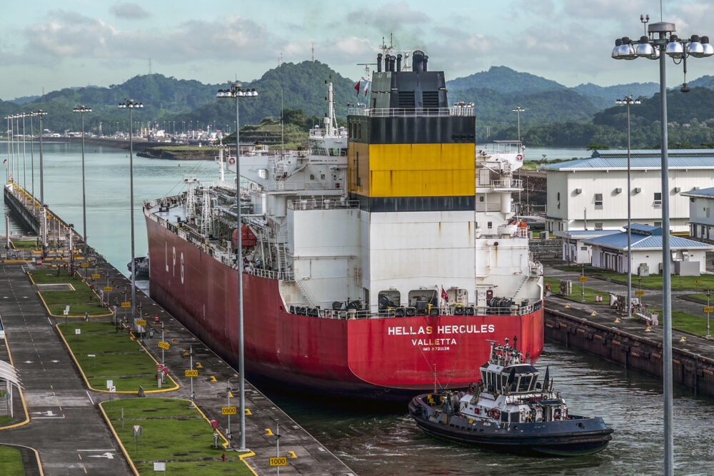 (ARCHIVO) Un carguero navega por el Canal de Panamá en la zona de las esclusas de Cocolí, en Ciudad de Panamá, el 25 de agosto de 2023