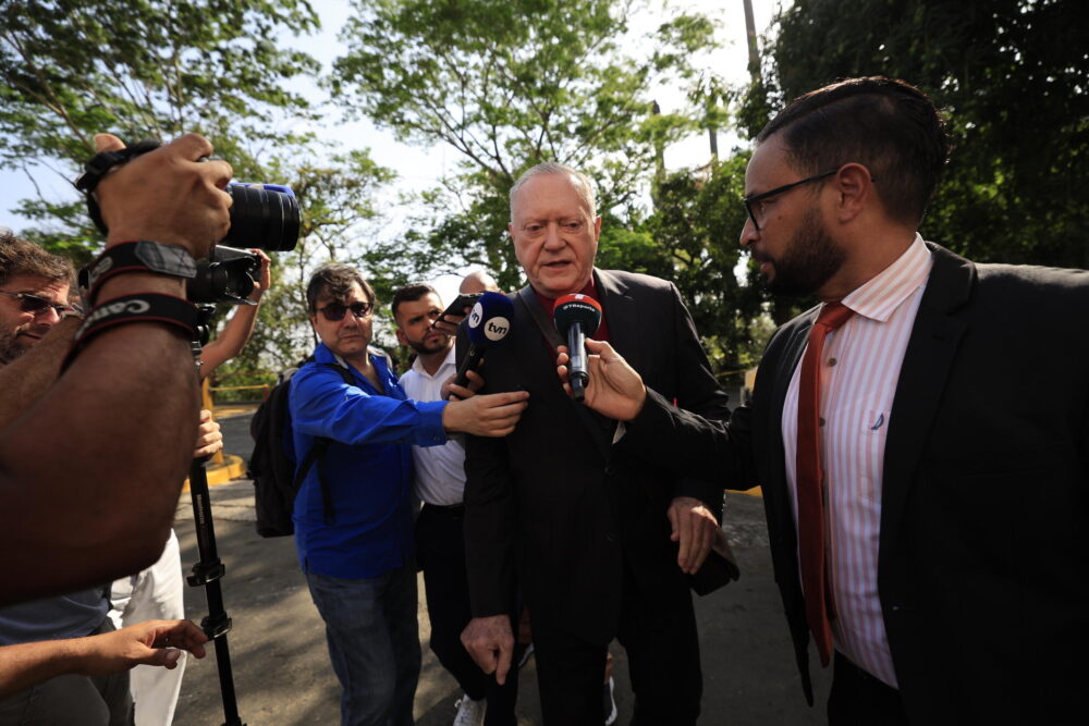 El abogado y uno de los principales acusados en el caso de los "Panama Paper", Jurguen Mossack (C), habla con los periodistas a su llegada al tribunal de justicia en Ciudad de Panamá el 8 de abril de 2024