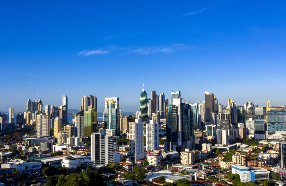 (ARCHIVO) Vista aérea del centro financiero de Ciudad de Panamá tomada el 25 de abril de 2019