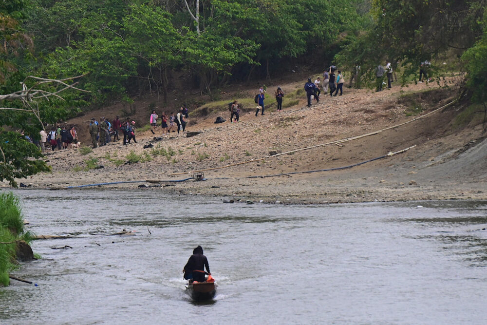Migrantes llegan al centro de recepción de migrantes en Lajas Blancas, en la provincia de Darién, en Panamá, el 11 de marzo de 2024