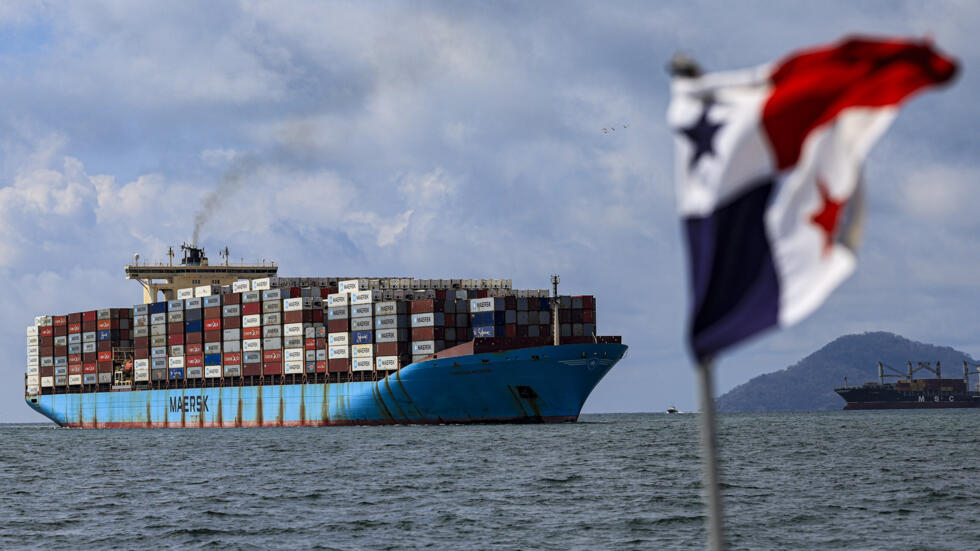 (ARCHIVO) Un buque de carga espera su turno para cruzar el Canal de Panamá en Ciudad de Panamá el 28 de marzo de 2024