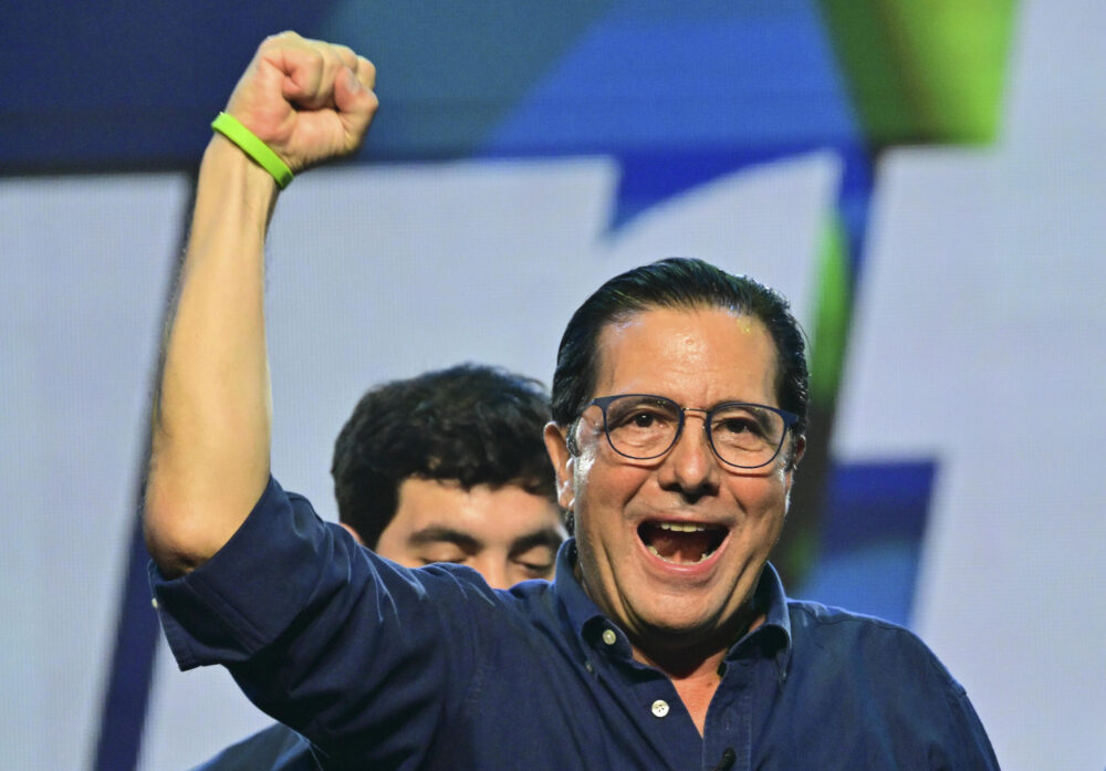 El expresidente panameño (2004-2009) y candidato presidencial por el Partido Popular, Martín Torrijos, gesticula en el cierre de campaña en Ciudad de Panamá el 27 de abril de 2024