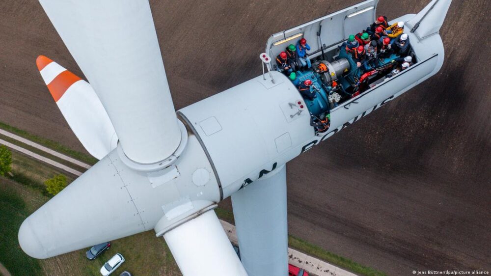 Un grupo de personas visita el interior de un aerogenerador durante el Día de las Energías Renovables en Rostock, el fin de semana pasado.