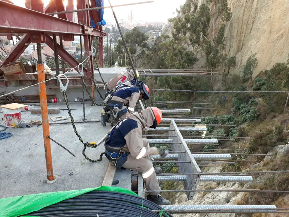 Obreros trabajan en la construcción de un puente. Foto: Miguel Portugal