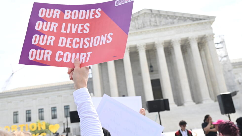 Manifestantes a favor de los derechos reproductivos protestan a las afueras de la Corte Suprema de Estados Unidos, en Washington, en abril de 2024