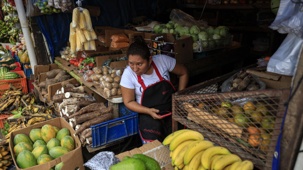 Una mujer vende frutas y verduras en un puesto callejero en el sector de La Chorrera, en Ciudad de Panamá, el 23 de abril de 2024