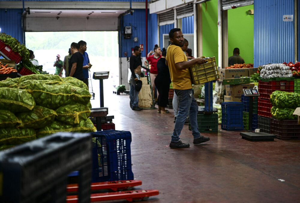 Personas trabajan en el Merca Panamá, el principal mercado de frutas y verduras de Ciudad de Panamá, el 25 de abril de 2024