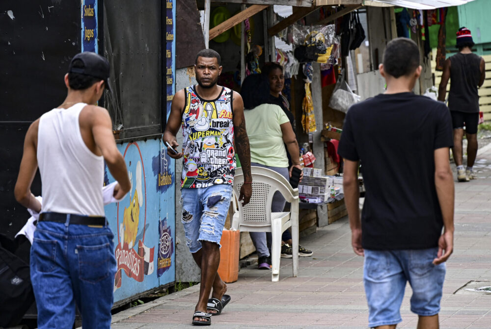 La gente pasa junto a vendedores ambulantes en Ciudad de Panamá el 23 de abril de 2024