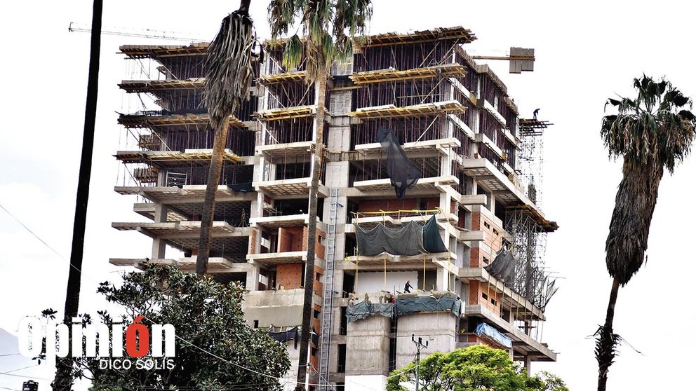 La construcción del nuevo edificio municipal en inmediaciones de la plazuela Colón, este 2 de mayo./ DICO SOLÍS