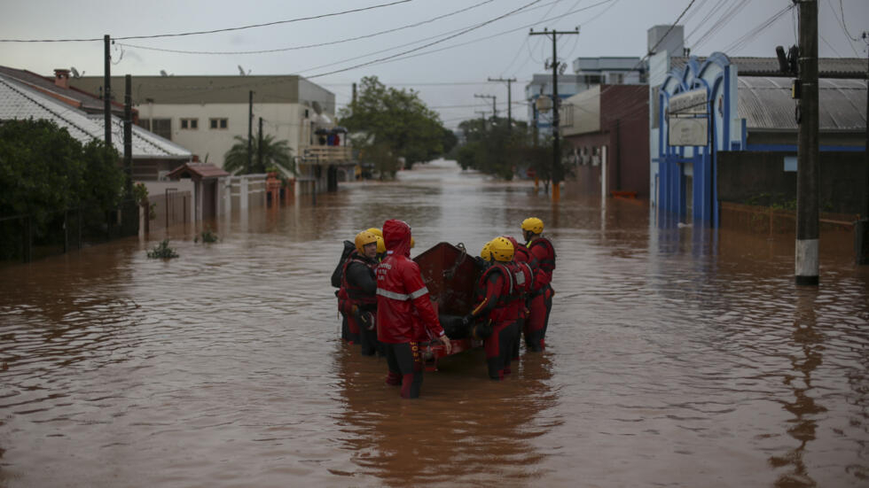 Un equipo de bomberos labora en las calles inundadas de Sao Sebastiao do Cai, en Brasil, el 2 de mayo de 2024.