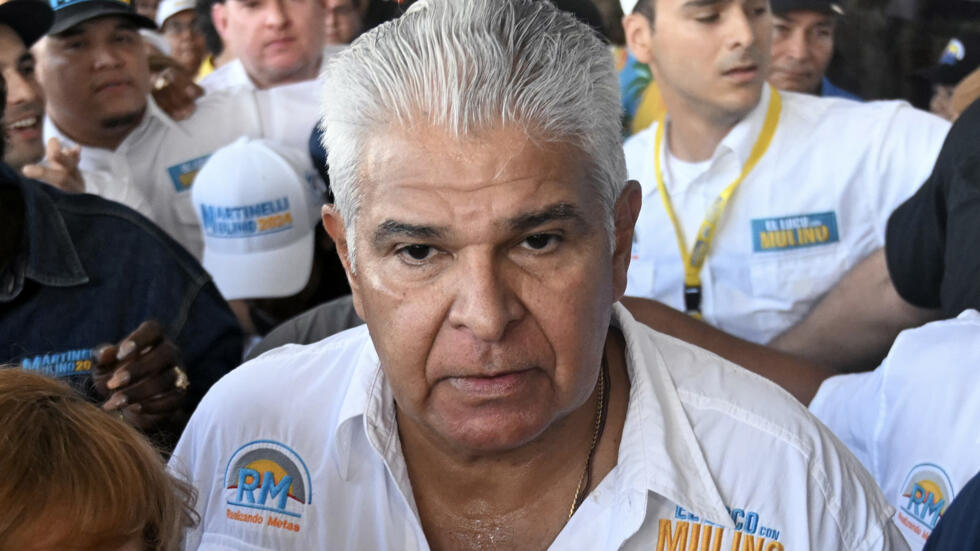 El candidato presidencial de Panamá por el partido Realizando Metas, José Raúl Mulino, llega a votar a un colegio electoral en el Centro de Convenciones Atlapa en Ciudad de Panamá el 5 de mayo de 2024