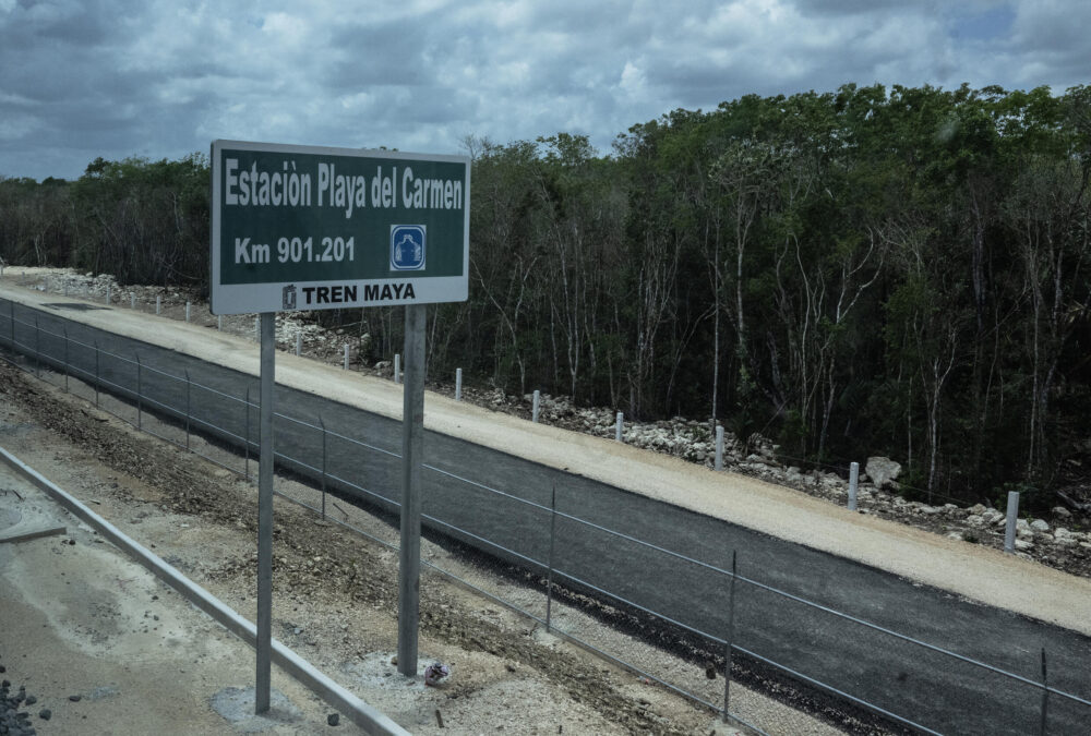 Un cartel anunciando la estación del Tren Maya en Playa del Carmen, en México, fotografiado el 18 de abril de 2024