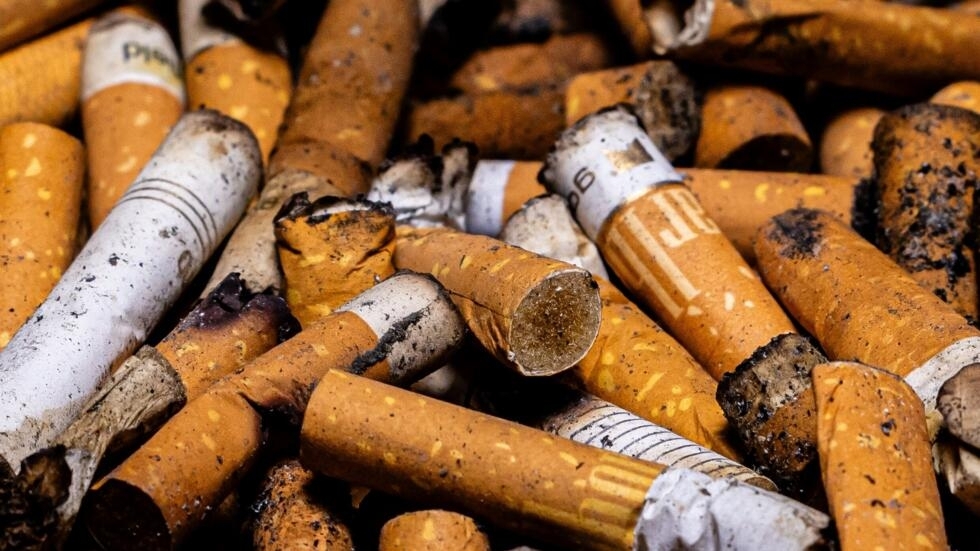 Unas colillas de cigarrillos, fotografiadas en París el 17 de abril de 2024
