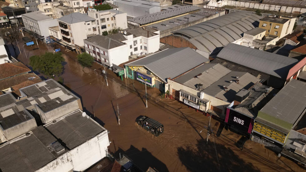 Vista de una calle de Porto Alegre (Brasil) inundada el 6 de mayo de 2024