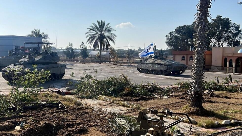Tanques israelíes entran en el lado palestino del paso fronterizo de Rafah, entre Gaza y Egipto, el 7 de mayo de 2024. Foto del ejército israelí. 