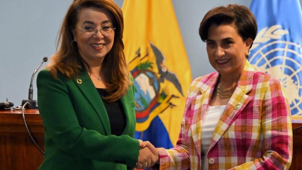 La directora ejecutiva de la agencia de las Naciones Unidas contra la Droga y el Delito (UNODC), Ghada Waly (izq.), estrecha la mano de la ministra de Relaciones Exteriores de Ecuador, Gabriela Sommerfeld, el 6 de mayo de 2024 en Quito