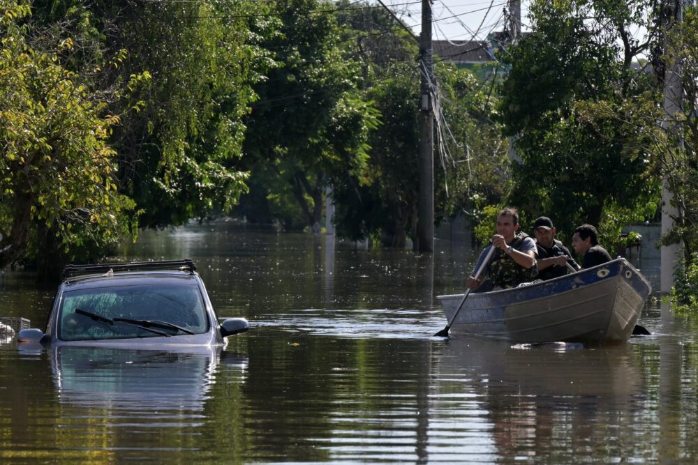 Un grupo de personas se desplaza en un bote en medio de las inundaciones de Porto Alegre (Brasil) el 6 de mayo de 2024.