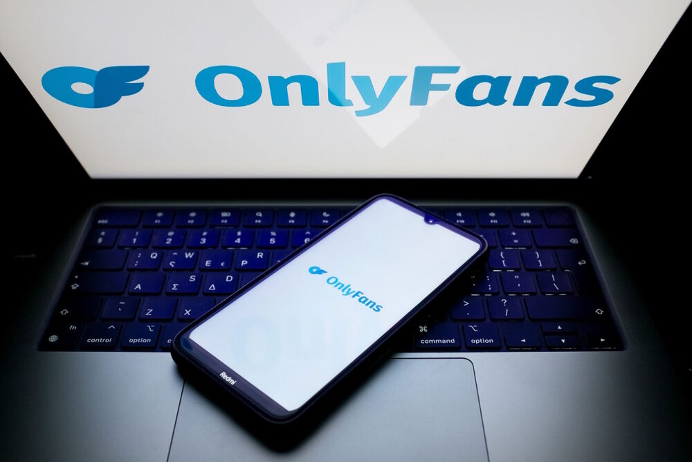 El logo de Onlyfans en un ordenador y un teléfono móvil.