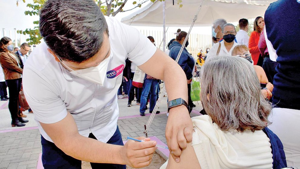 Una persona recibe la vacuna contra la influenza, en Santa Cruz./ SEDES SANTA CRUZ