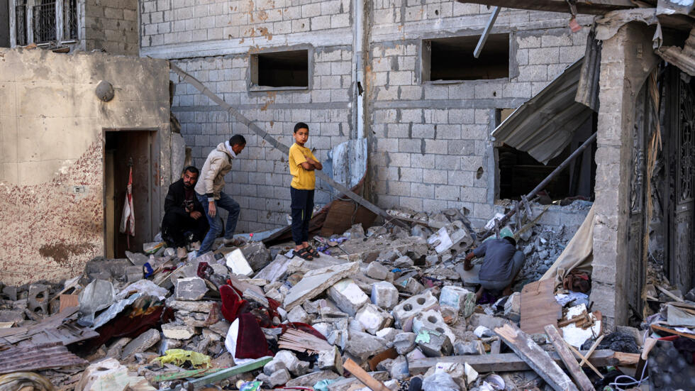 Varias personas inspeccionan los restos de un edificio bombardeado por Israel en Rafah, en el sur de la Franja de Gaza, el 8 de mayo de 2024